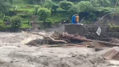 मोदीखोलाको बाढीले मध्यरातमा बगायो कास्की–पर्वत जोड्ने दुईवटा पुल,मन्दिरमा फसेकाहरुको उद्दार